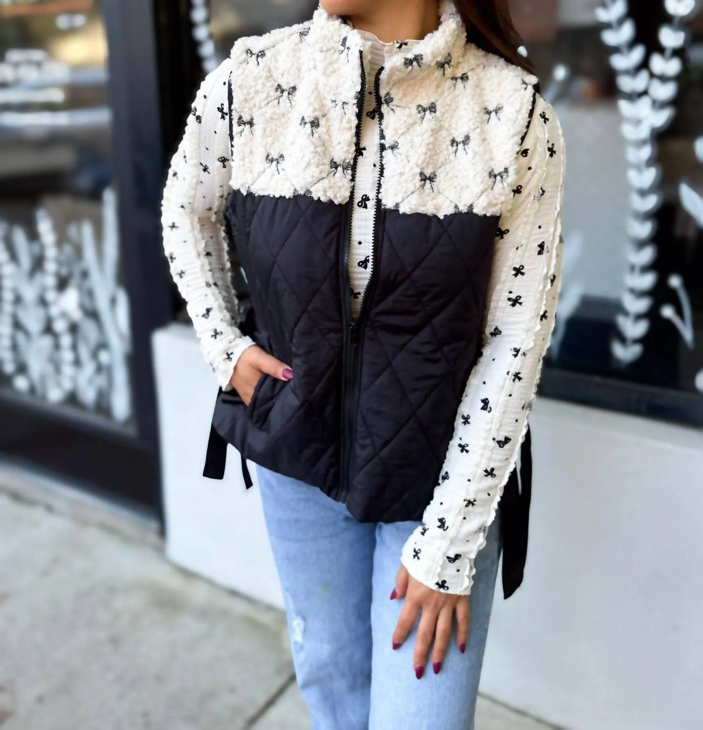 Bow Fleece Quilted Vest In Black/ivory