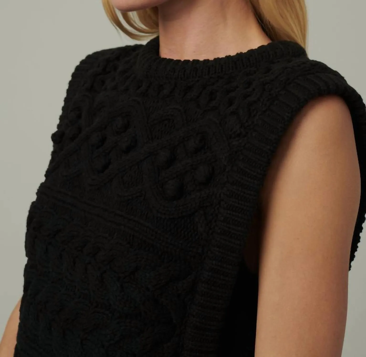 Clara Sweater Vest In Black