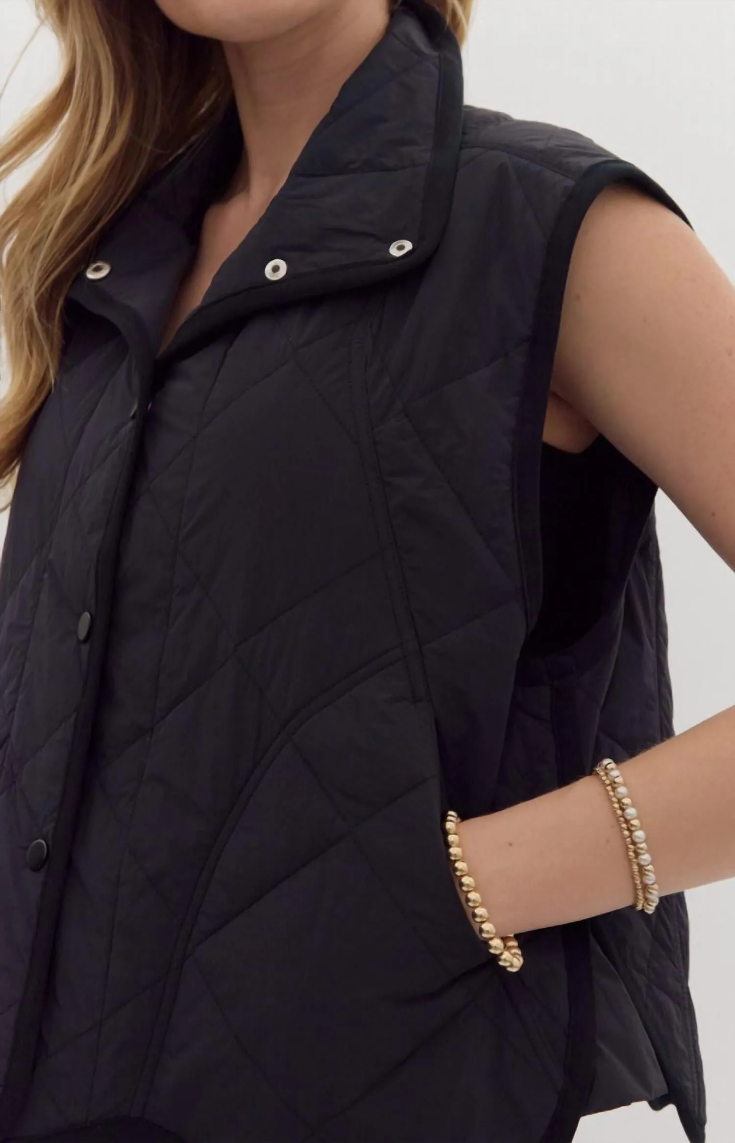 Jodi Scalloped Quilted Vest In Black