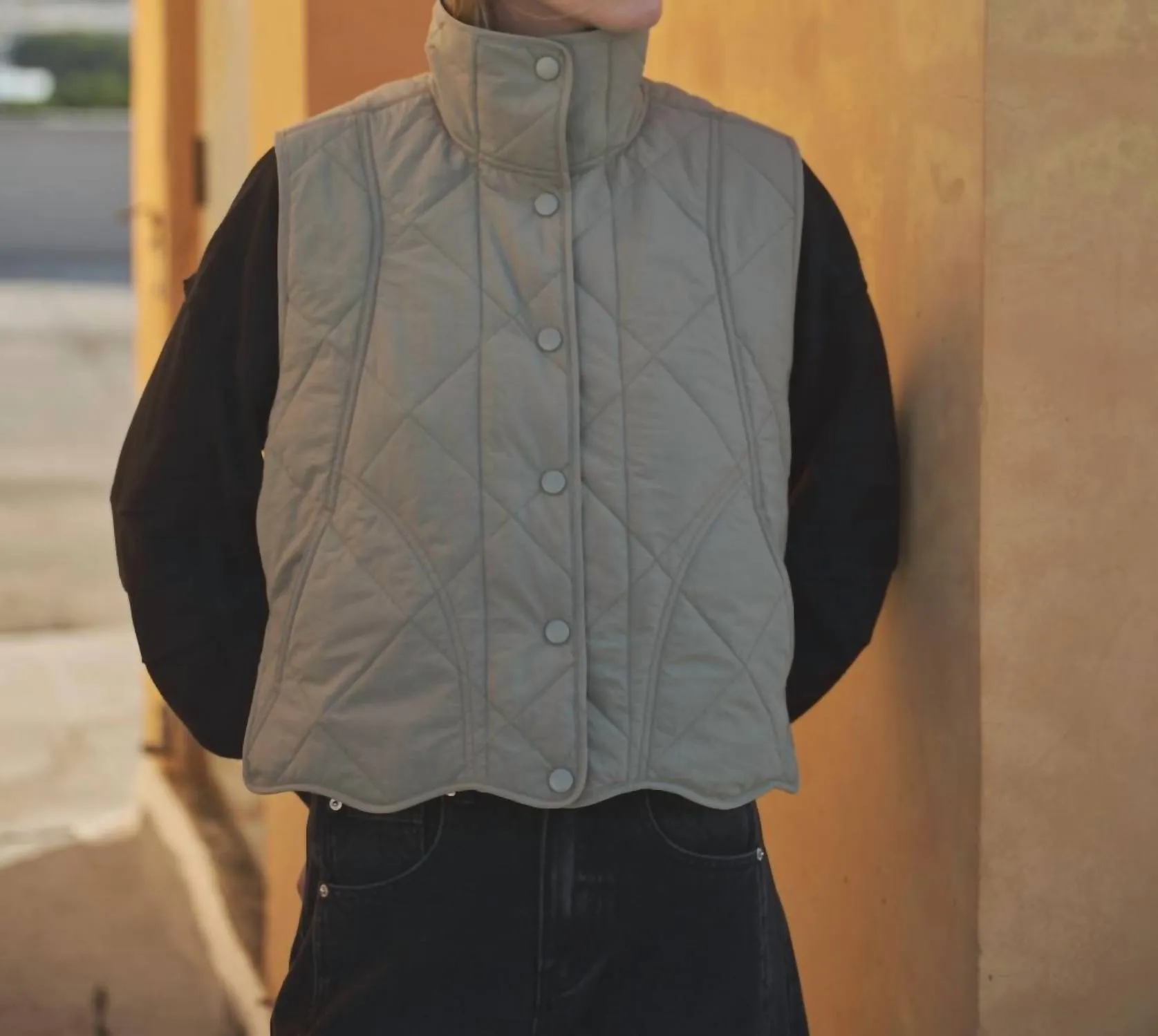 Wave Hem Quilted Vest In Olive