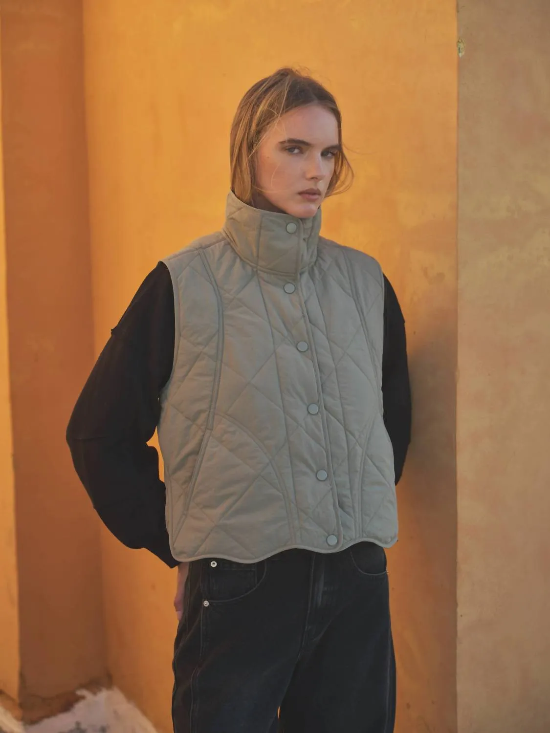 Wave Hem Quilted Vest In Olive